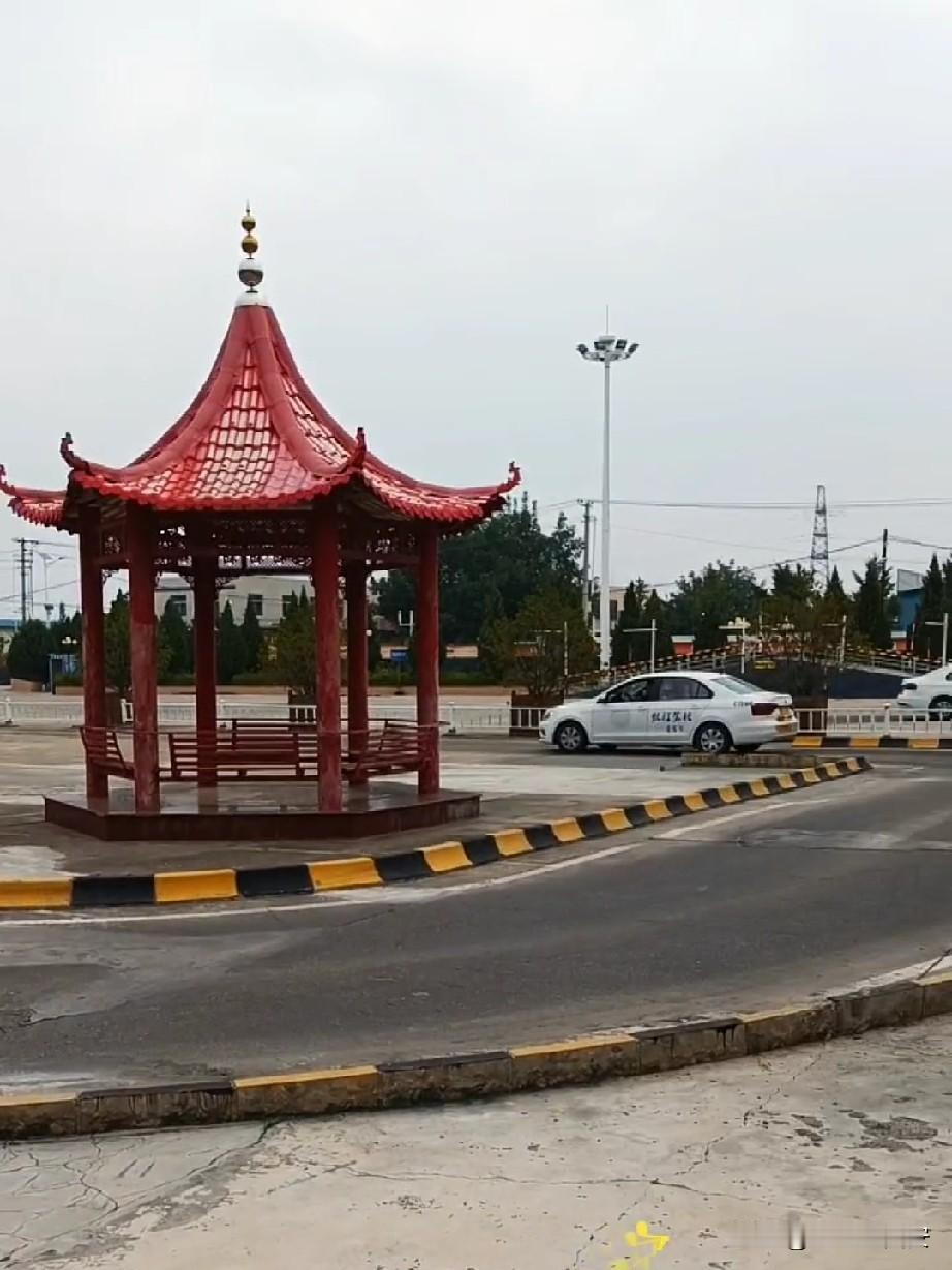 庆阳人的驾校真的是学校，校园有校长办公室，电子实操模拟室，教练场……

教练场设
