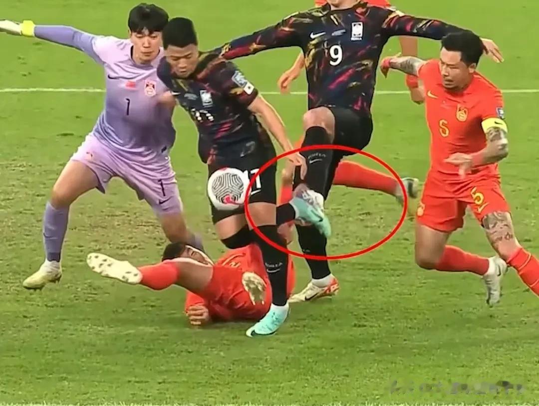 中国队0:3不敌韩国队，实力差距大确实踢不过，但第一个点球也确实不是我们队员绊倒