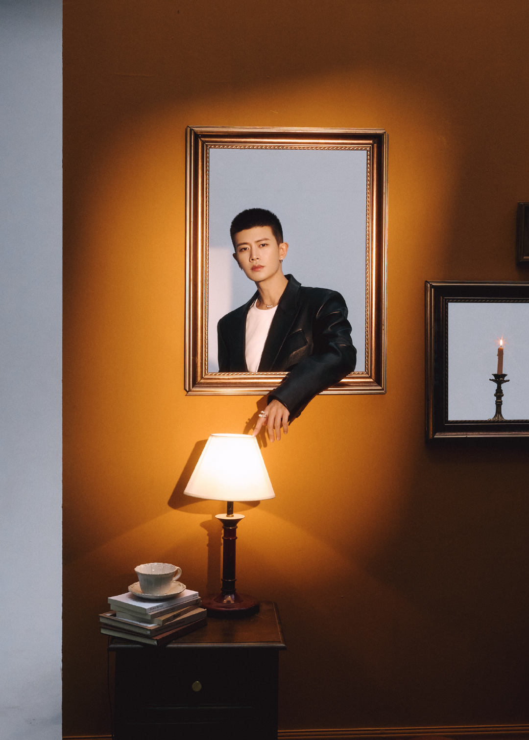 任嘉伦复古画框大片任嘉伦黑色皮衣look任嘉伦今日份直播造型出图，一身黑色皮衣l