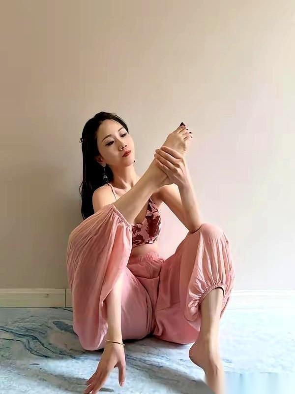 网上最近刷屏一张照片，健身房里，一个女人身体拧成一个不可思议的角度。屏幕外，不少