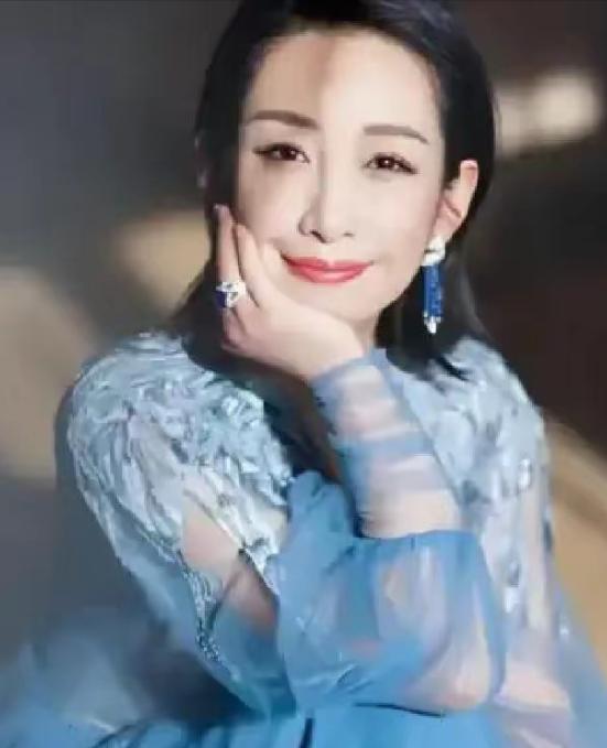 演员秦海璐说：“在和王雷合作时，每次只要一收工，他就说今天我请客，大家想吃什么随