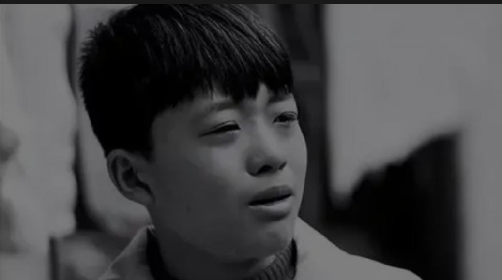 2009年，宁波一个18岁的小伙子走投无路，在公园长椅上睡了半个月，被一位陌生大