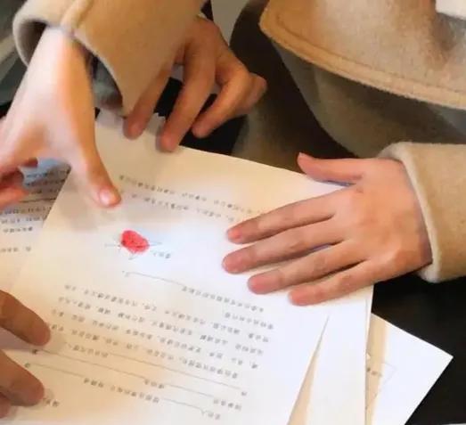 上海19岁大一男生，把2000万全给了发小，父母一分没有。

很多人第一反应肯定