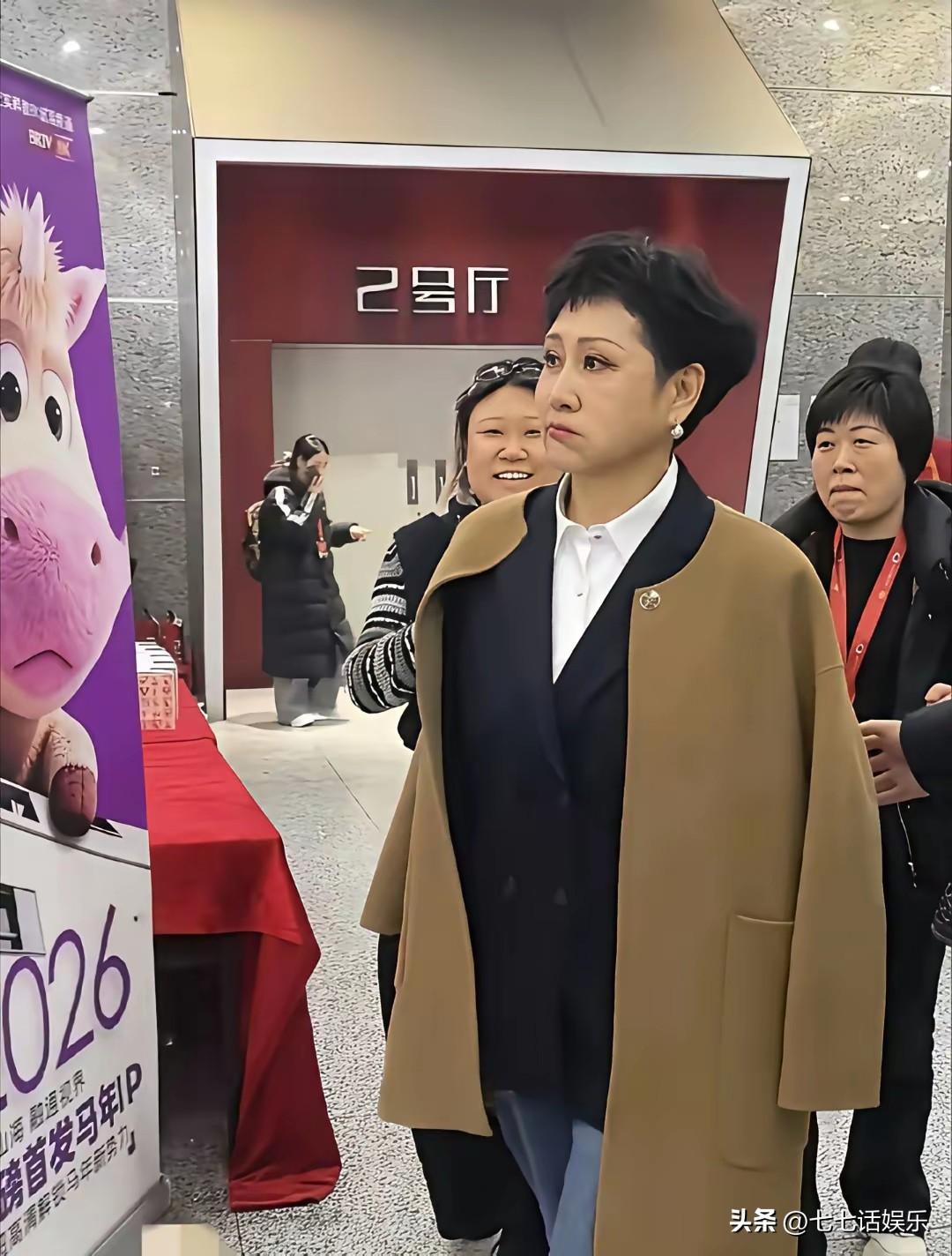 终于张凯丽丢掉了她的短裤！
     原来名星也一样会在乎他人的评论。张凯丽一直