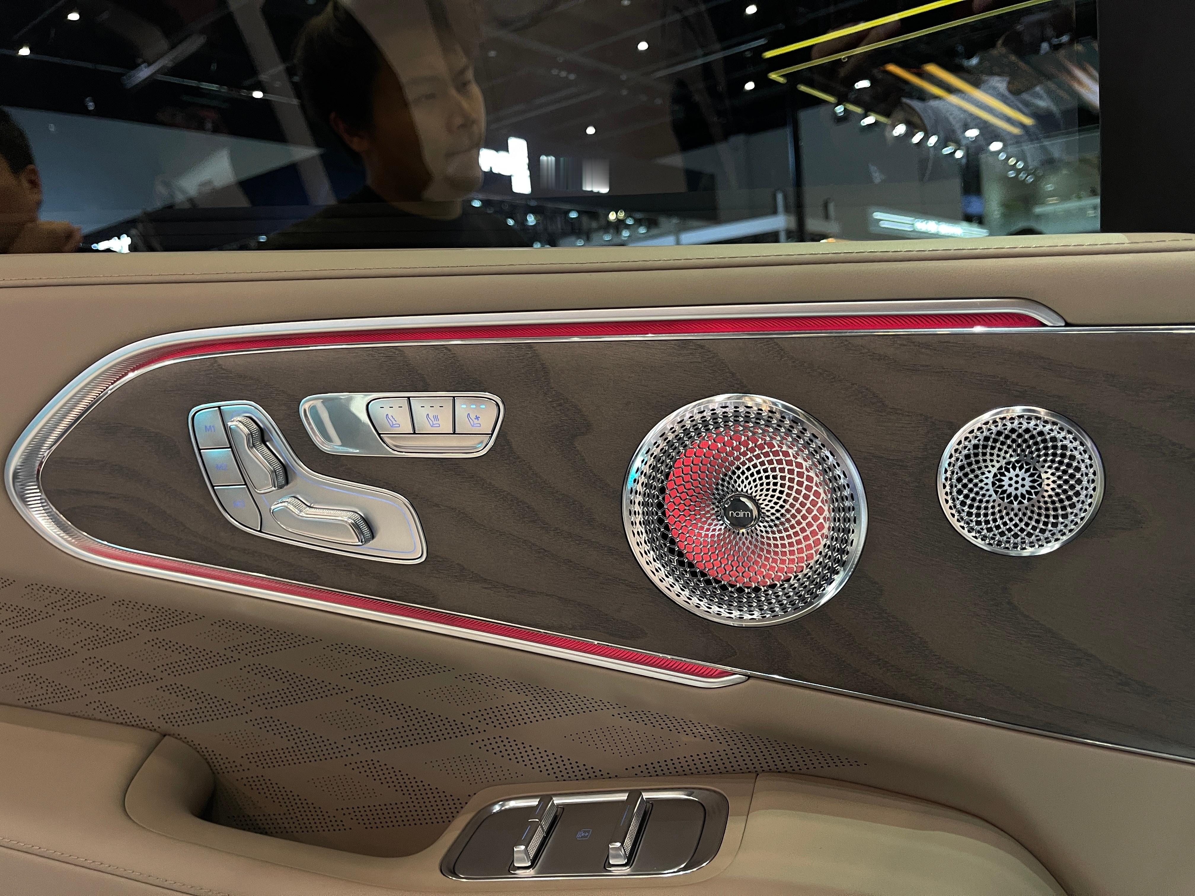 极氪是北京车展最热闹的展台之一，8X关注很高，据说有不少明星和车企高管都去看了，