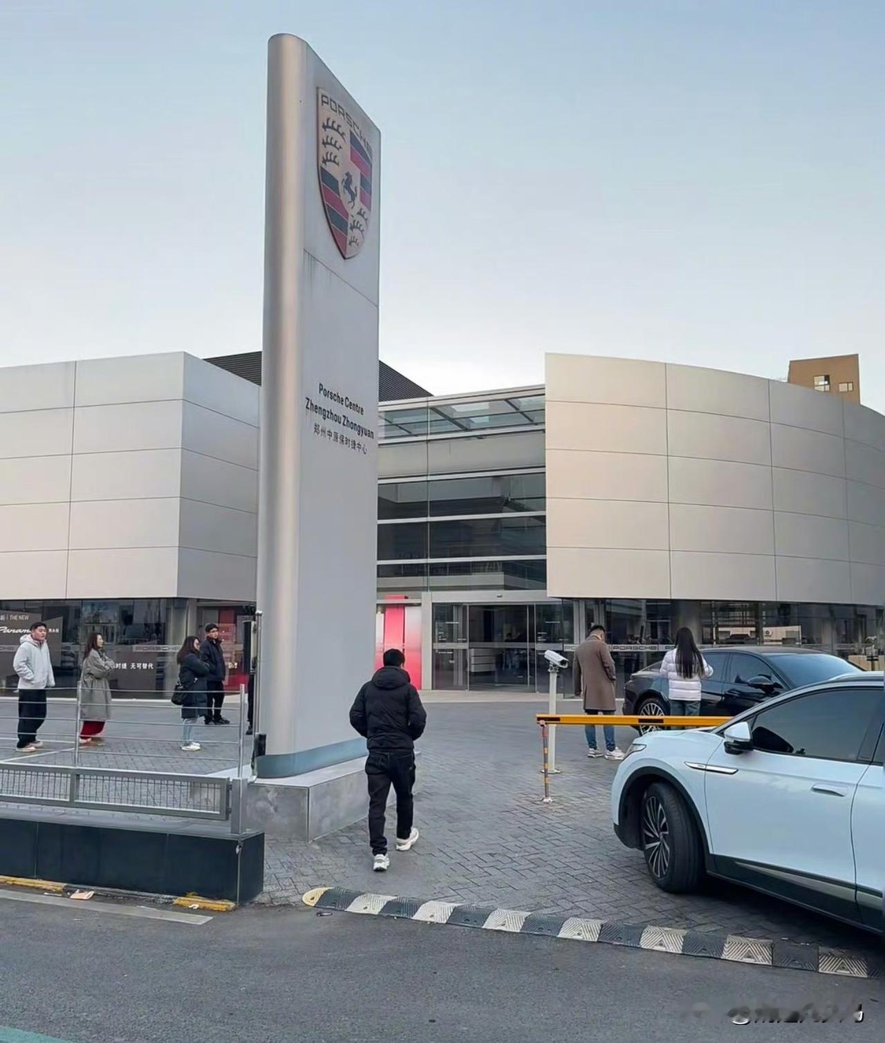 我平时很少开车，因为我停车不行，但我想，我要练练啊，要不然总是不行。

所以今天