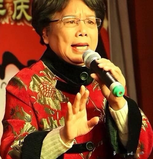 著名海派滑稽表演艺术家、独脚戏市级非遗传承人方艳华，因病医治无效，于2026年1