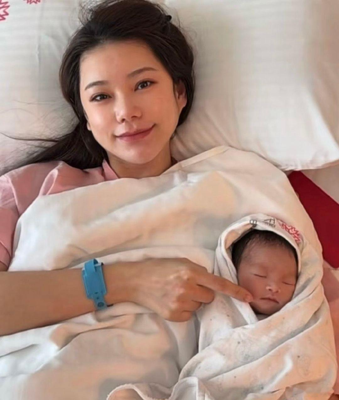 马筱梅儿子正脸照马筱梅儿子正脸 马筱梅顺利生产，刚出生的宝宝闭着眼睛，小脸看起来