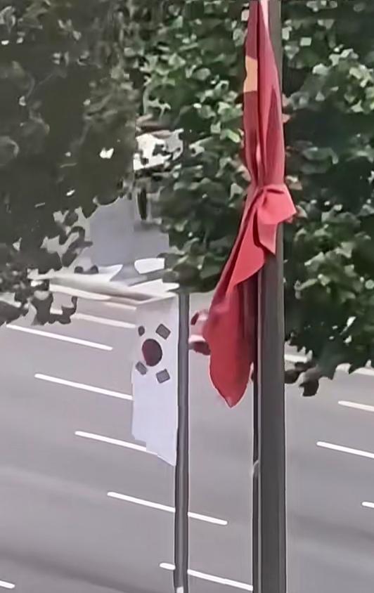 韩国酒店所有国家国旗都在飘扬，唯独中国国旗被绑着。中国网友们怒了！必须让五星红旗