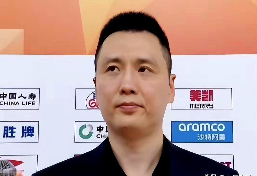 开场几分钟，广厦连拿，比分8:2，上海防线像被抽了筋，三分短，轮转慢，卢伟也没叫