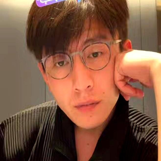 一位男演员说，他留在杭州是因为工作太多了。

虽然没进组拍戏，但商务、配音、线下