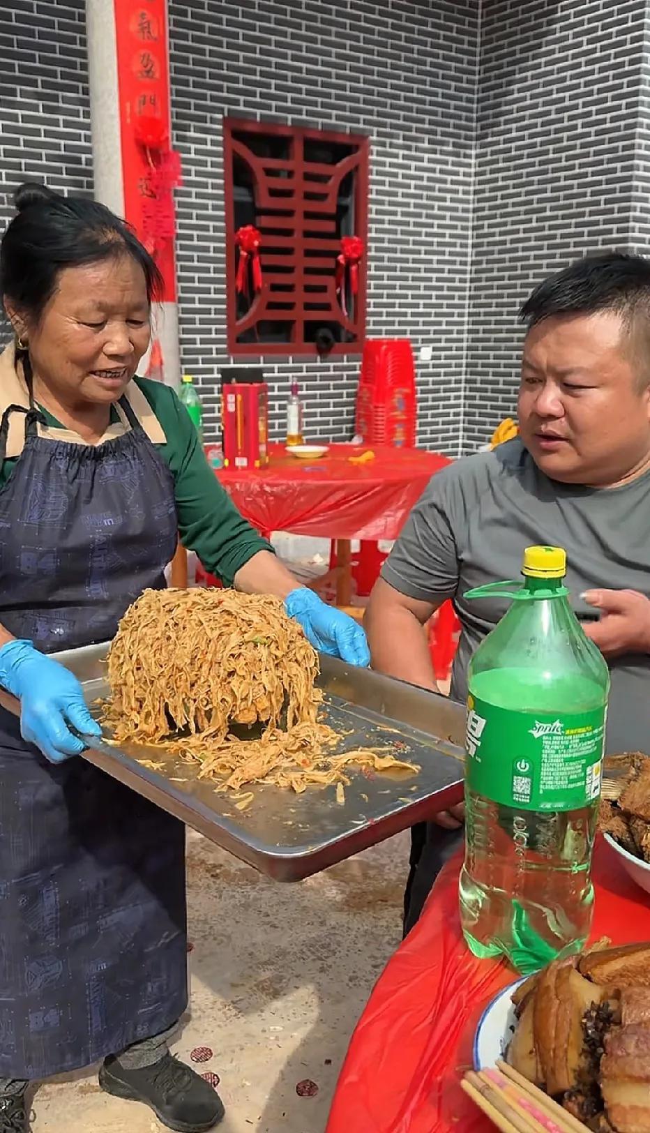 这是什么菜系？大哥此时心里想:你告诉我怎么端？请告诉我，我徒手接住啊……

头一