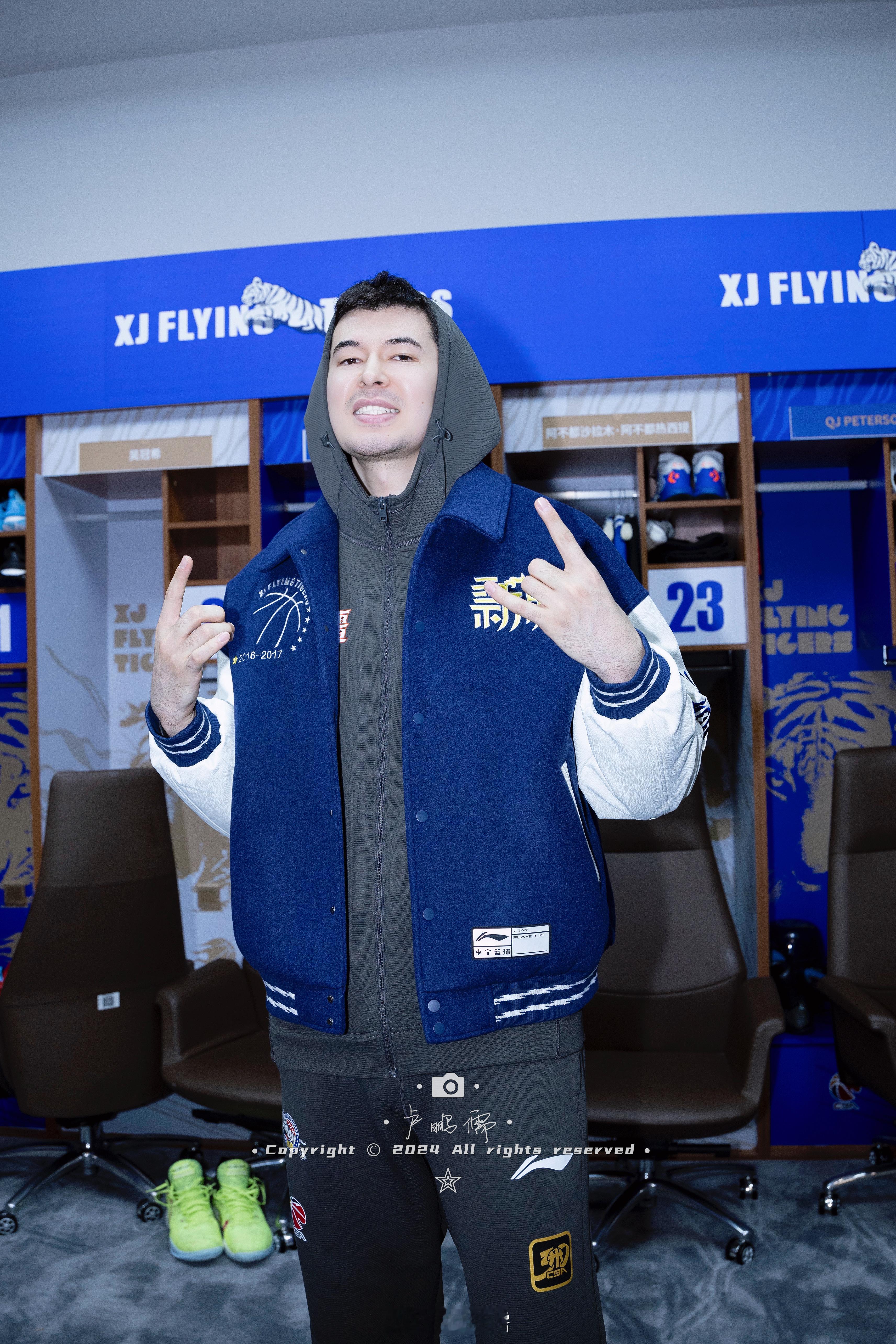 滴滴滴，让一让！球员通道有男模队来袭——阿不都沙拉木  