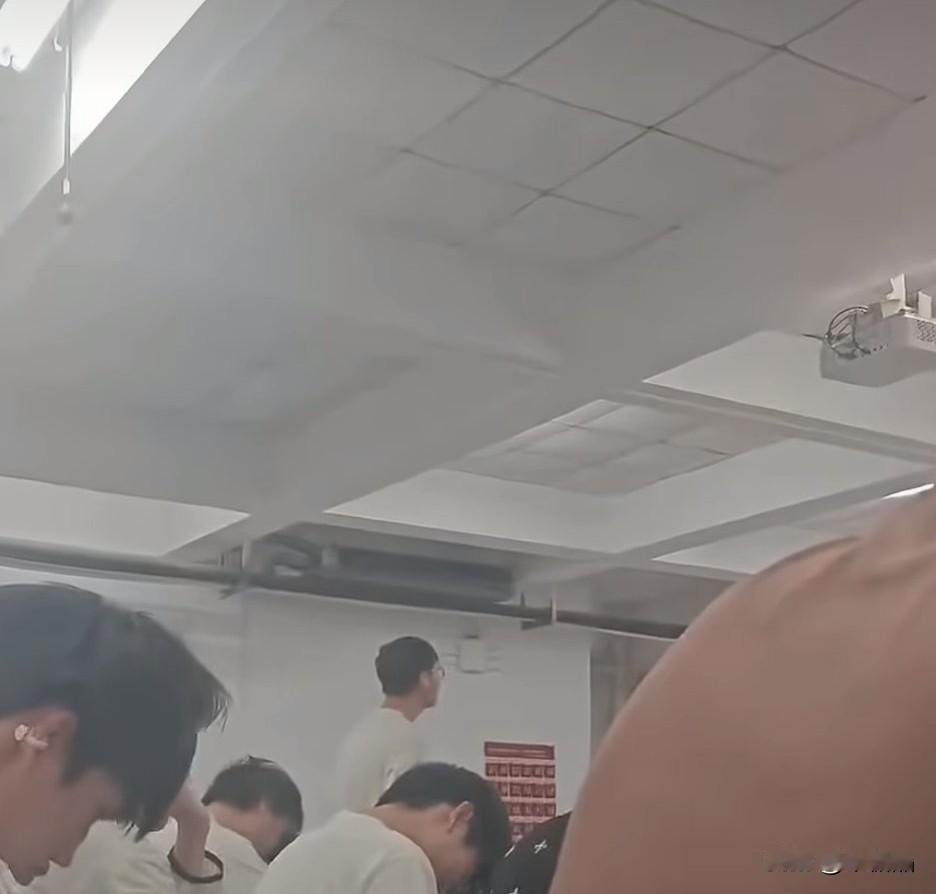 郑州一高校老师因贬低学生引发冲突，校方已介入处理。老师长期挖苦学生，称其‘只有打
