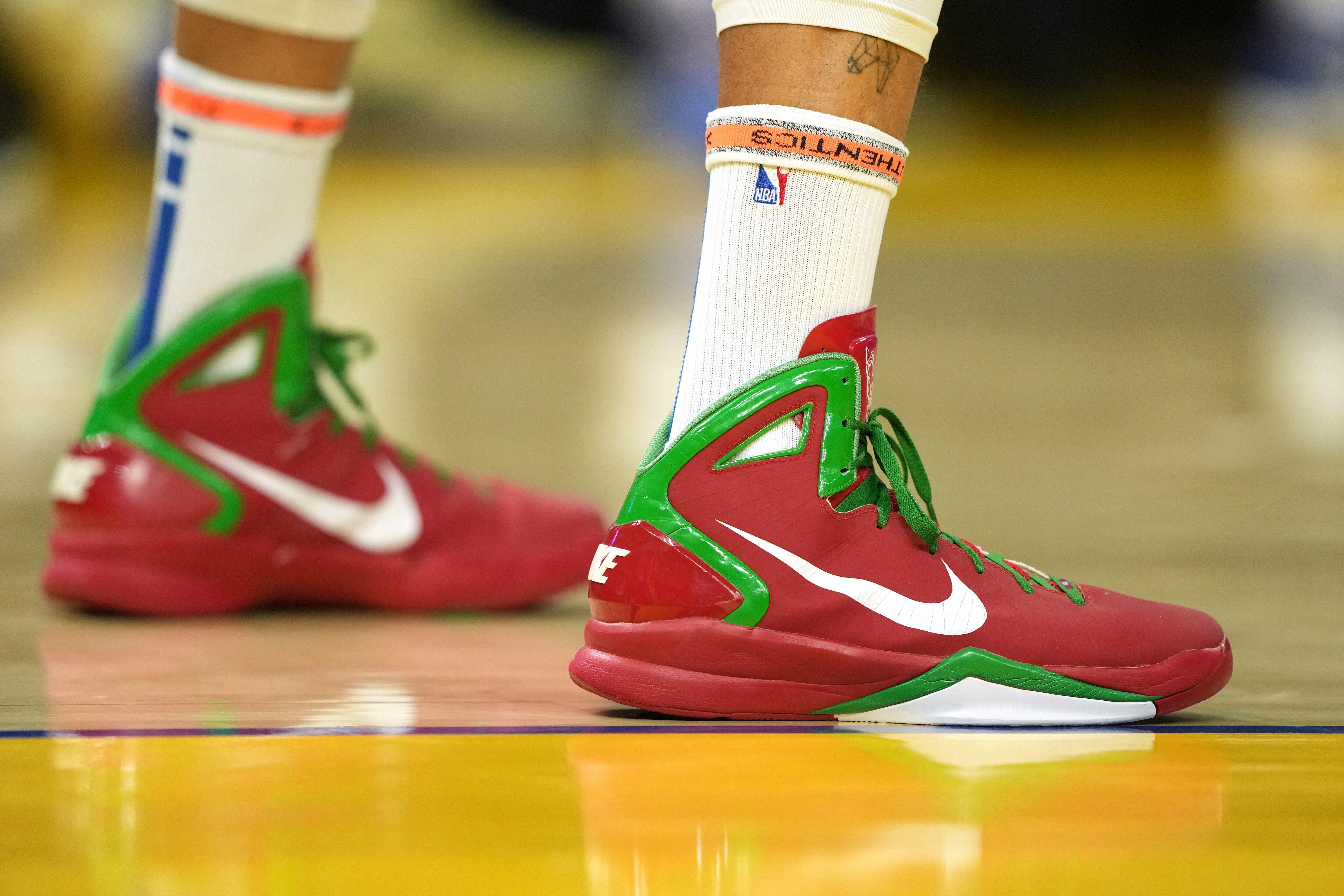 库里今天穿什么鞋热身是Nike，比赛是安踏KT11，欢迎克莱回大通中心，国产鞋就