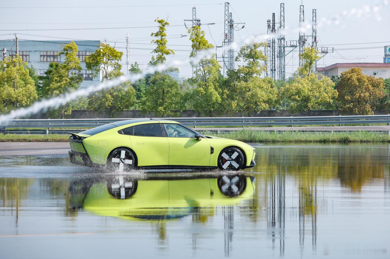 上周末，小鹏汽车在昆山玛吉斯测试场举办P7驾趣体验日，小鹏P7现场刷新电动汽车湿