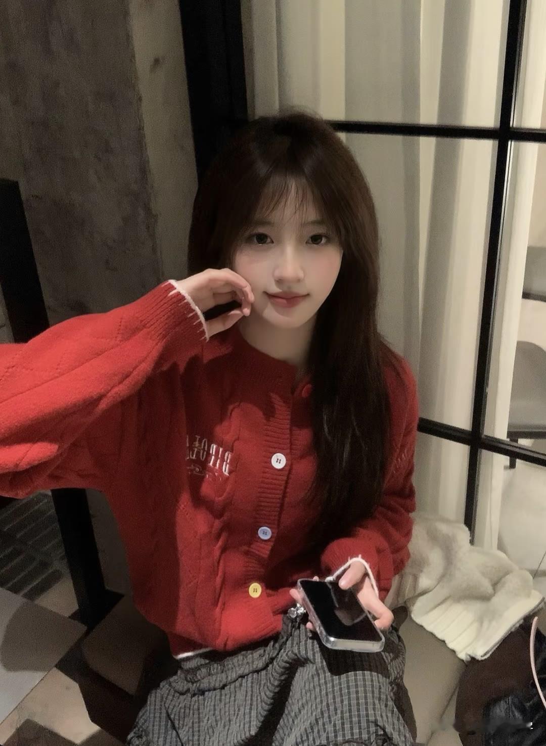穿红毛衣的女孩在自拍。红毛衣少女 彩虹毛衣自拍