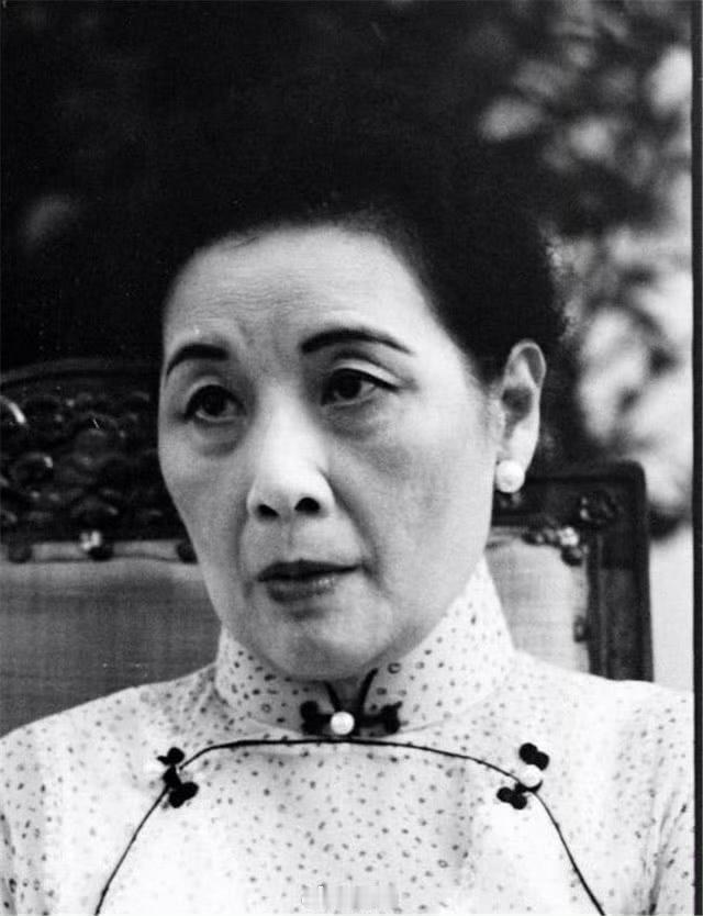 就这个宋美龄，活着的时候从来没有善待过中国的百姓，一辈子奢靡无度，与当时百姓饿殍