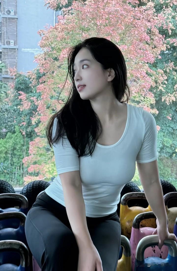 绿树阴中倚，红袖添香时。