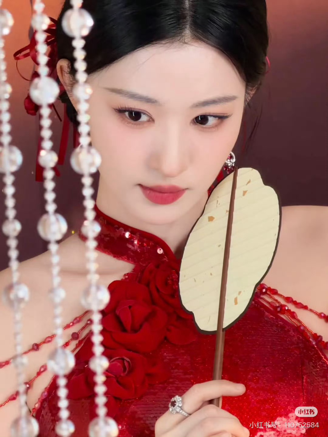 田曦薇王楚然 就因为春晚那个镜头吵起来了嘛其实都挺好看的    不过田曦薇笑起来