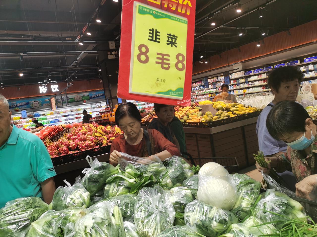 看看郑州今天的菜有多便宜
上午去金梧桐超市里买菜，
韭菜8毛8一斤，
紫圆茄子9