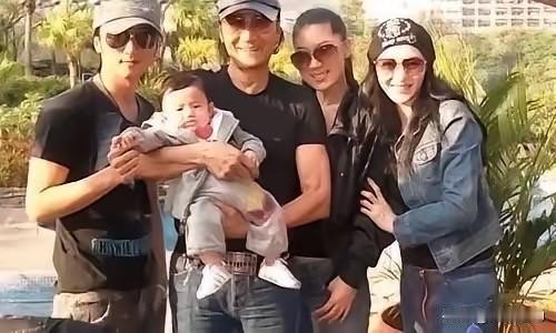 绝版经典合照！永远怀念！有人知道“四哥”身旁的女孩是谁吗？老照片合影照 娱乐圈明