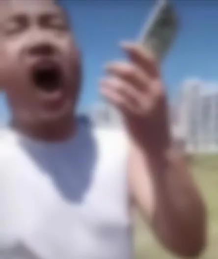 刷到这个男子，吓的我血压直线上升，这家伙堵着人家小女孩嗷嗷叫，女孩被吓到带着哭腔