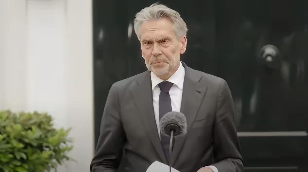 马斯克的嘴，真跟开过光一样。
他曾公开提醒，说芯片荒之后，下一个全球抢着要的，肯