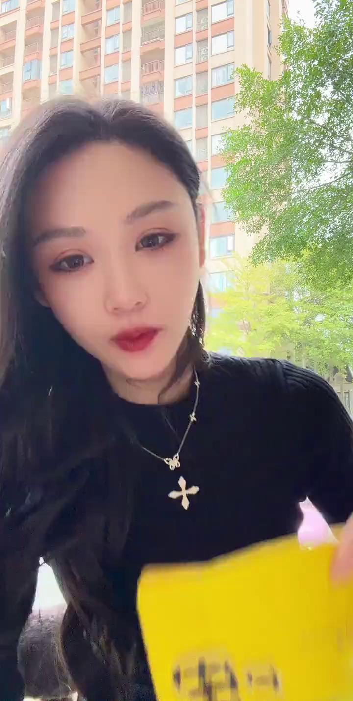 姐妹们，这个是我很喜欢吃的凤梨酥，来了。一袋里面是六个，很好吃。姐妹们爱吃凤梨酥