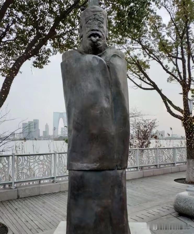 我就纳闷了，现在的某些“艺术家”是不是对咱们的老祖宗有什么误解？

也就是欺负古