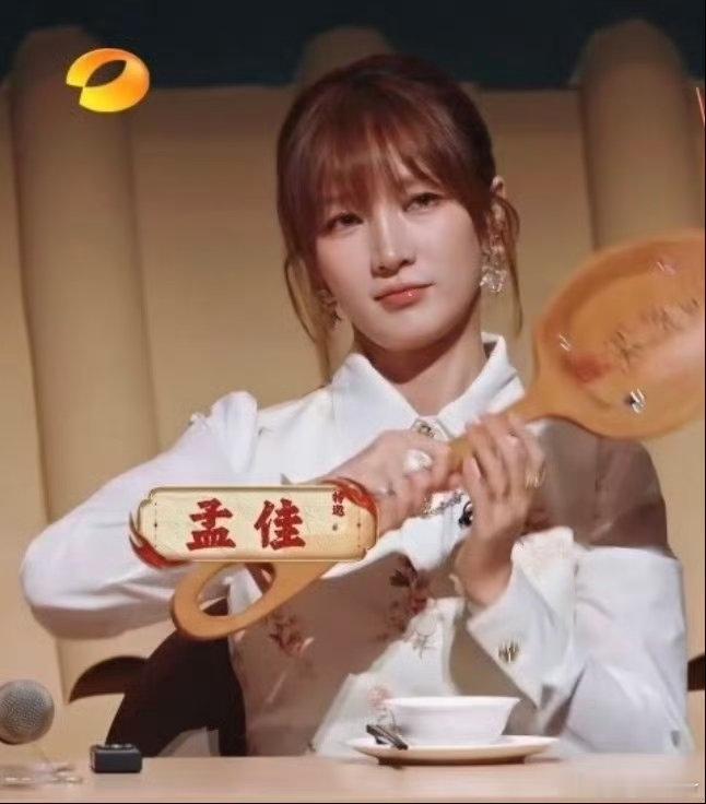 孟佳被湖南口味虾辣到脱妆真实吃货写照上线！孟佳品尝湖南口味虾，火辣滋味直接辣到脱