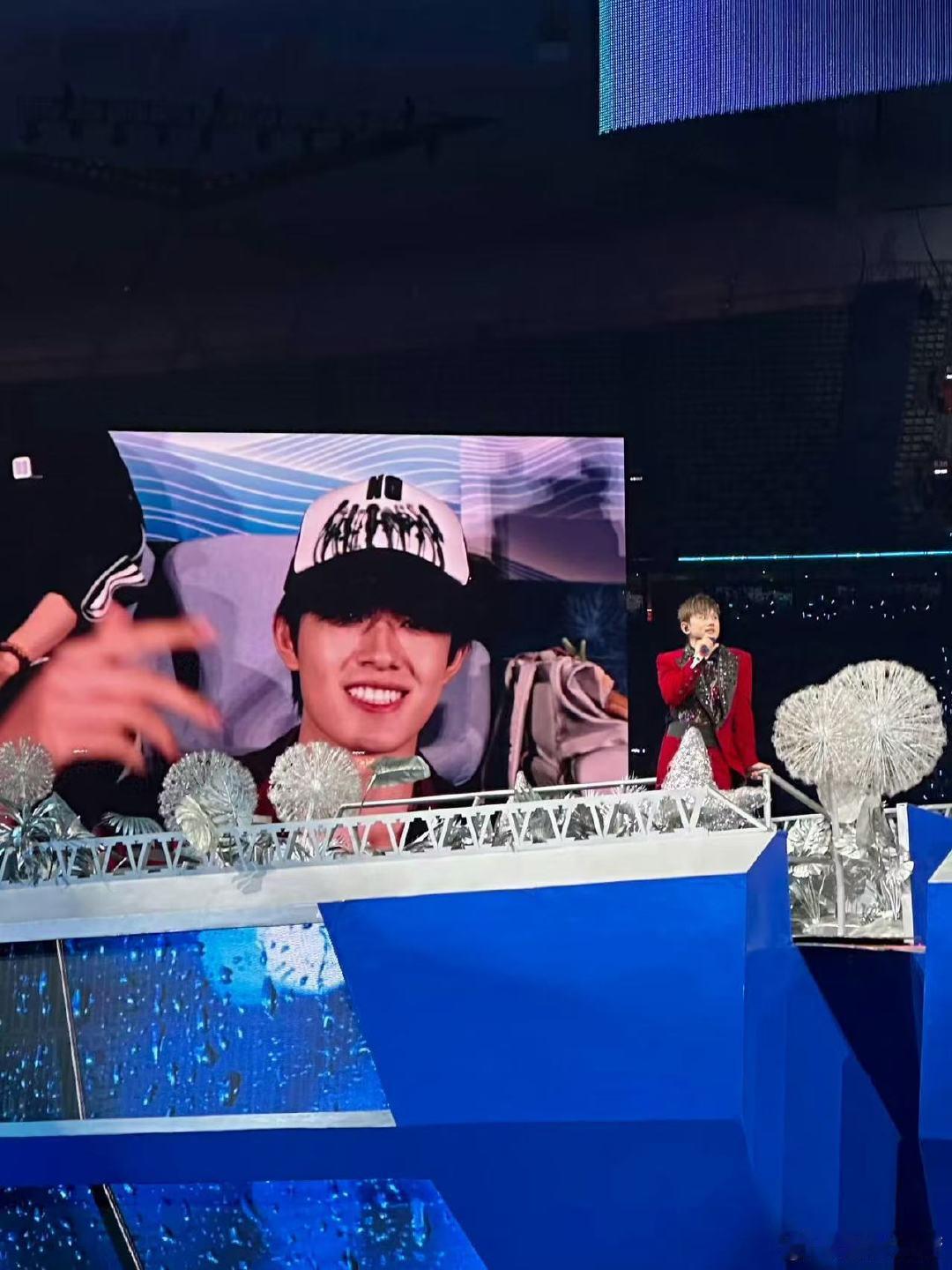 张极又去看张杰演唱会了张极持续在演唱会充电学习，被夸赞帅气也不松懈，用坚持夯实专