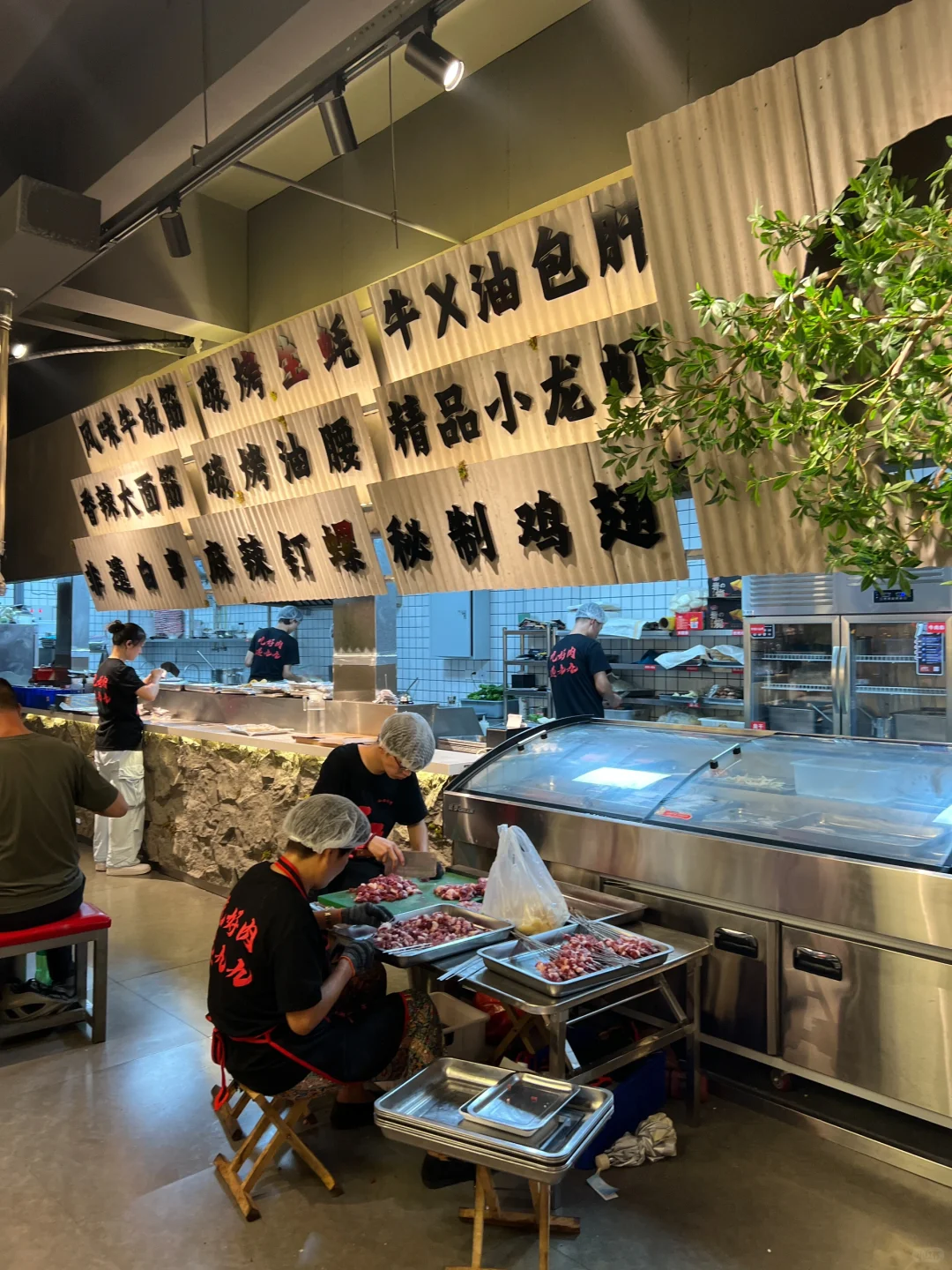 这个世界真是颠了烧烤店都卷成这样了😥😥