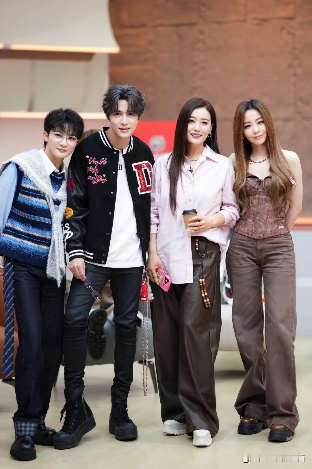 周深终于穿对了衣服，没有穿花里胡哨的衣服，也没有浓妆艳抹，看起来都比之前阳光了不