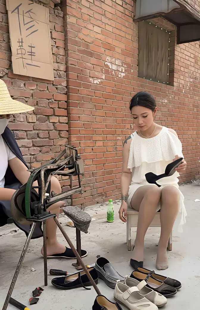 仿佛回到二十年前。
那时小街小巷都有修鞋修雨伞之类的师傅。
现在，要找修鞋修雨伞