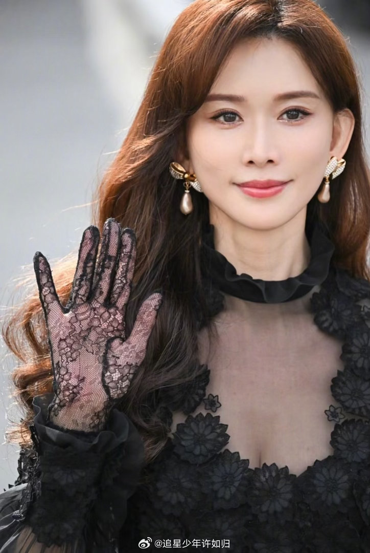 林志玲给工作人员看迷糊了 我要是那个工作人员，估计比他还夸张。被林志玲对着镜头加