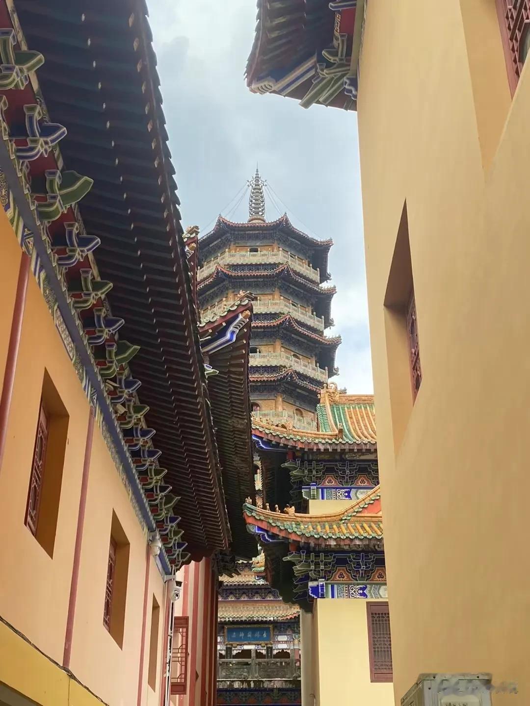 对一个男人而言，
娶这样的老婆是最大的悲哀:

1，永远嫌弃自己的老公，车子房子