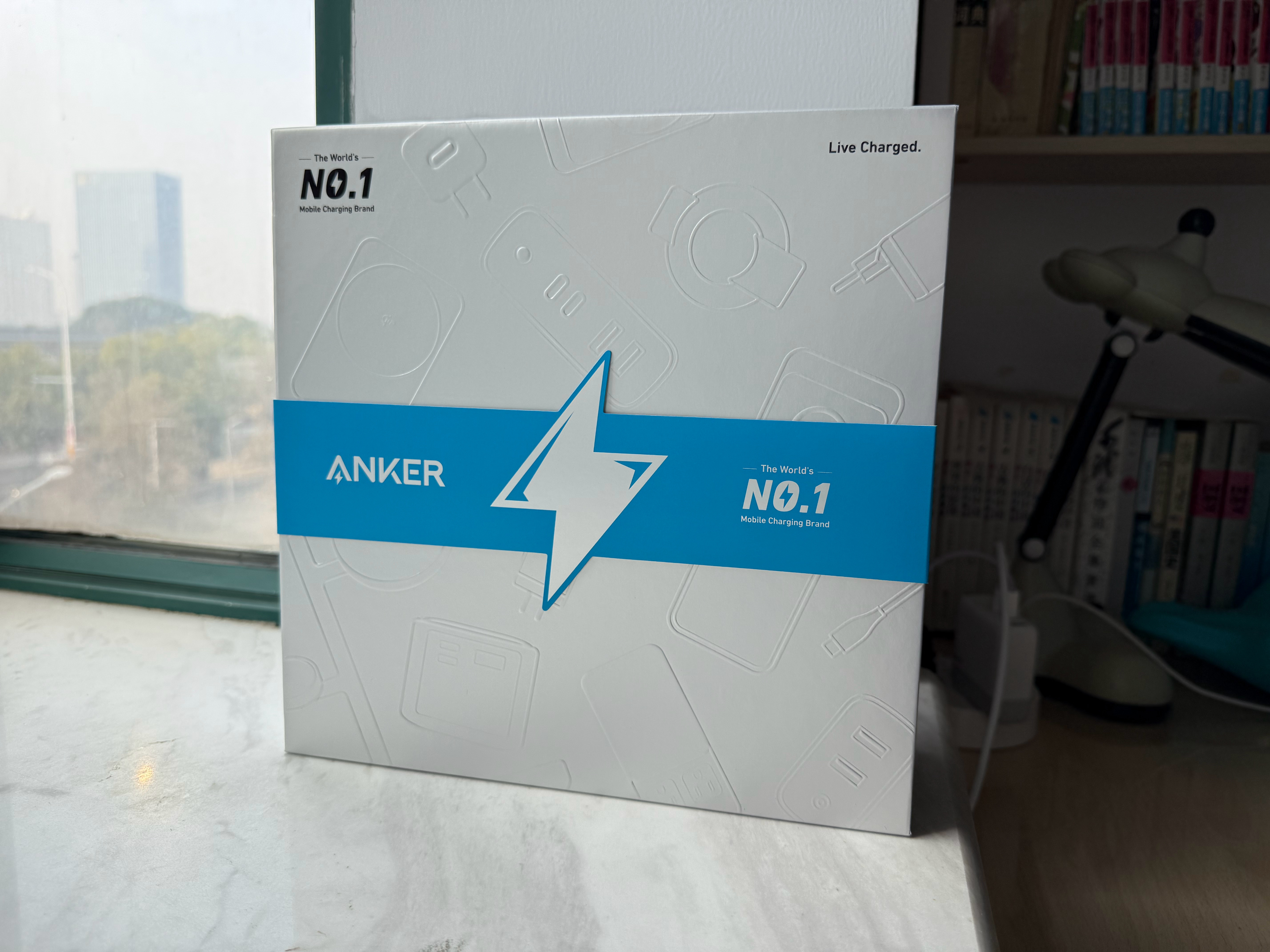 不愧是特朗普喜欢的品牌啊！安克这套充电礼盒很有看点，其中这个全能充电器堪称充电器
