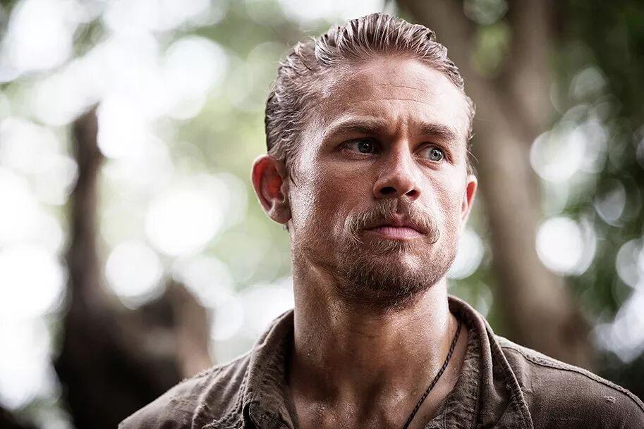 在银幕上塑造了许多硬汉形象的查理·汉纳姆（Charlie Hunnam）给观众留