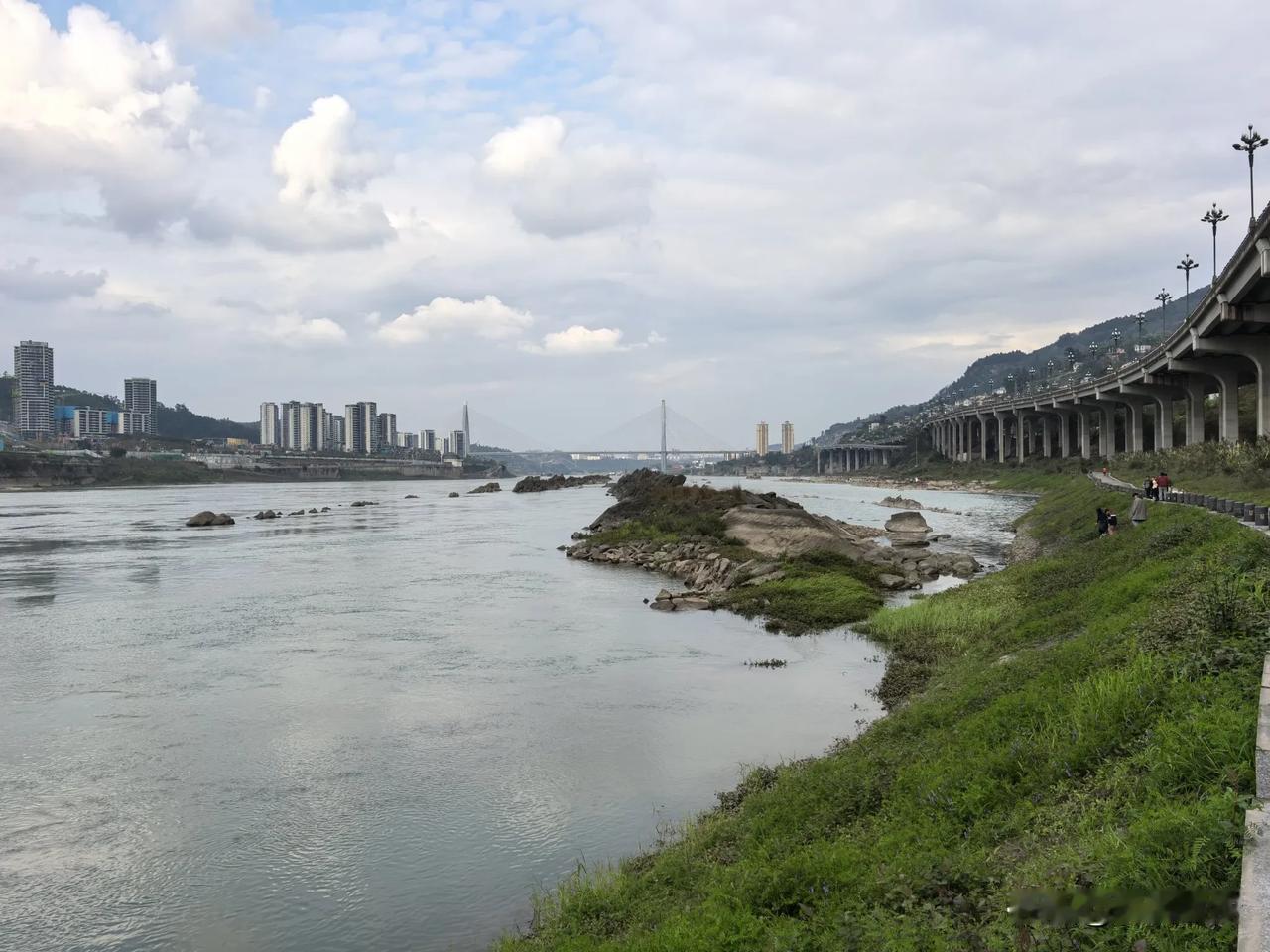 静卧在四川省宜宾市南广镇长江段的这些石头，看似平平常常，却大有来头。因为哪吒在这