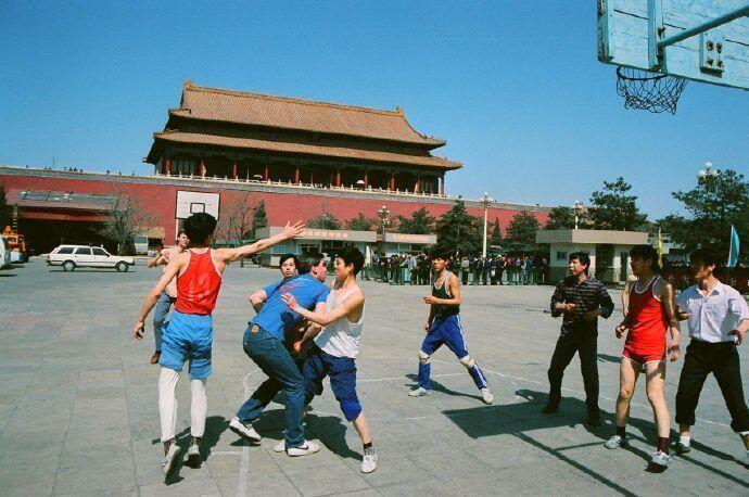 八十年代，首都北京，核心地段篮球场篮球的夏天 。 ​​​