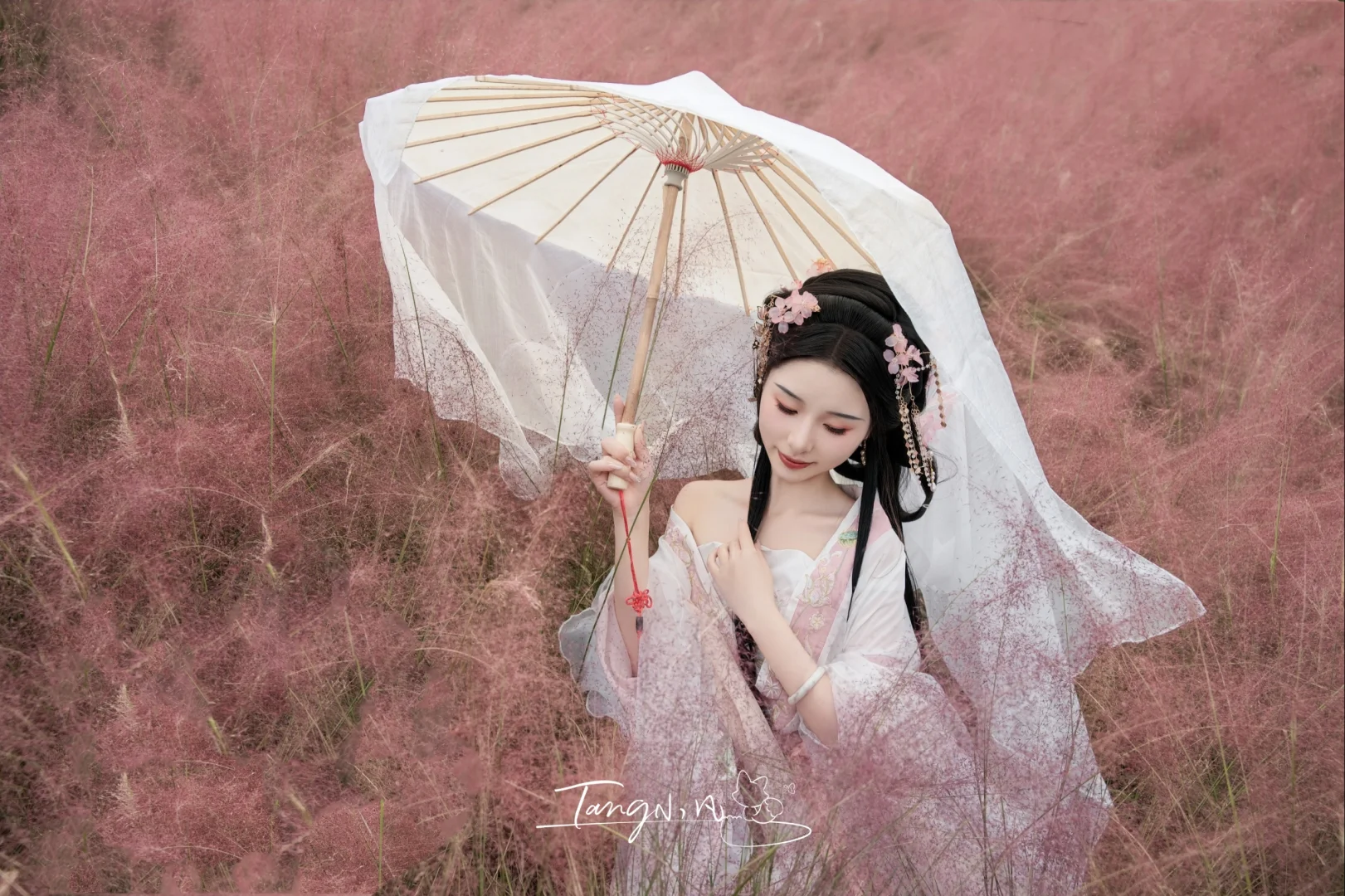 一袭粉黛，染遍秋光的少女心事