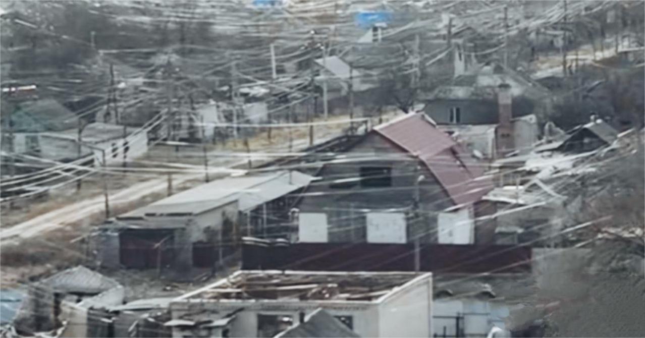 俄乌战场飘满“蛛丝”：光纤无人机改写战争规则
 
顿巴斯平原上，一根根比发丝还细