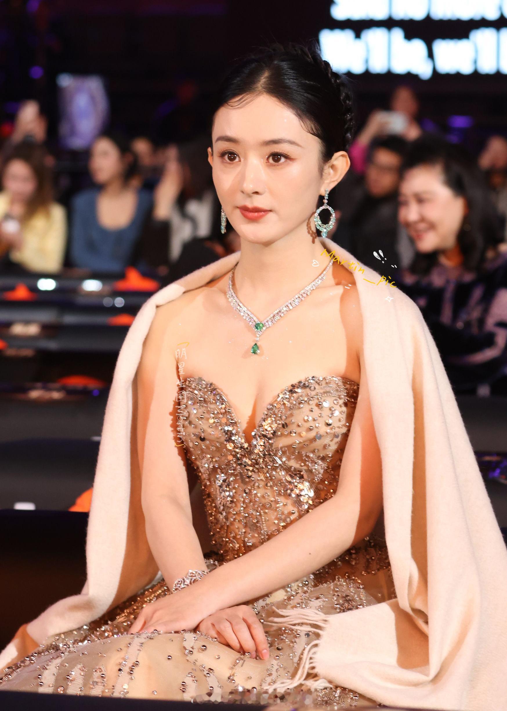 赵丽颖[超话]  赵丽颖微博之夜内场生图精致又大气的颖宝，颖宝眼睛又圆又大真好看