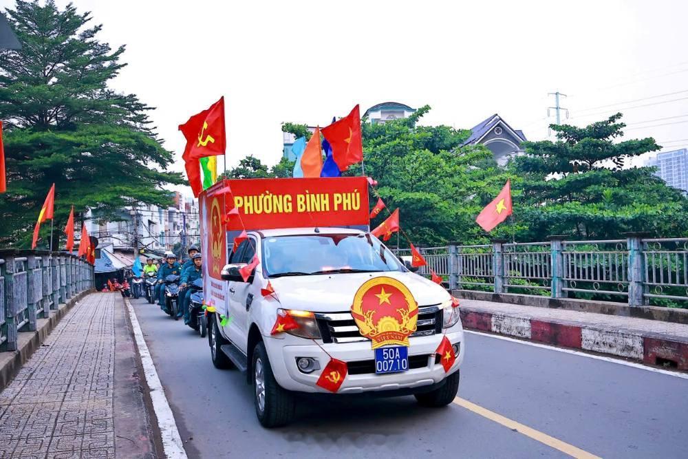 越南这个配色，还真挺喜庆和热闹的，投票也要电驴出街。 