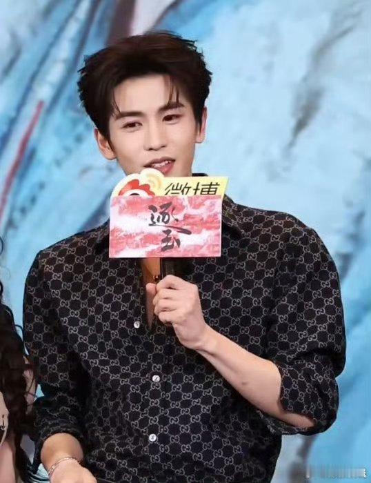 张凌赫逐玉剧宣状态演技撑住角色，热度证明实力，快来追《逐玉》，沉浸式感受张凌赫的