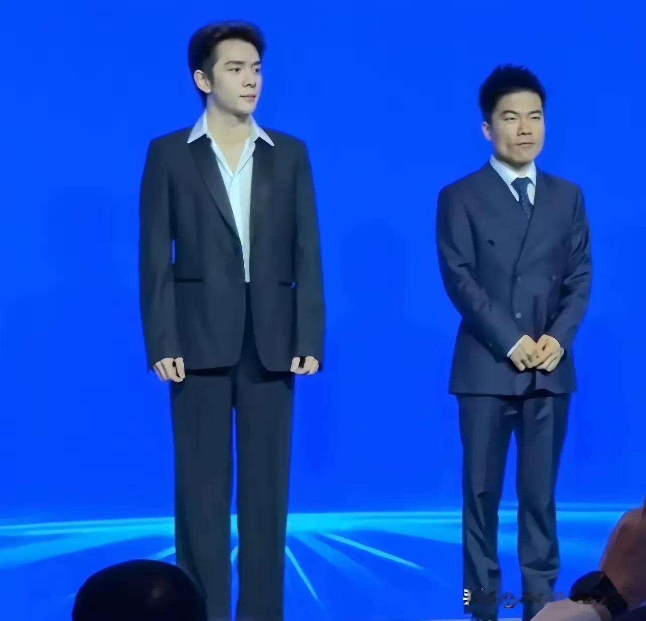 听粉丝们说，董宇辉的皮肤很白，很嫩，可是站在李佳琪旁边，外表却略略逊一筹，皮肤看