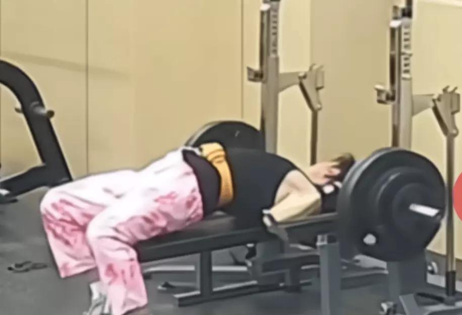 健身房有个男子被杠铃压死，太让人唏嘘了。在健身圈，卧推是个常见动作，但风险也不小