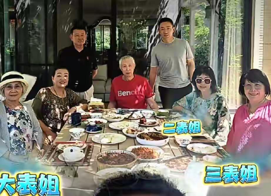 张兰晒出和10多年没见的亲朋的合照，汪小菲也乖巧的在内。张兰感叹时间的匆忙，自己