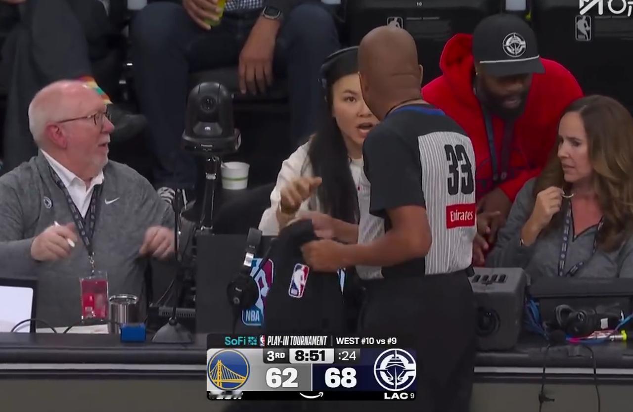 勇士和快船的附加赛的比赛太激烈了吧，裁判都受伤离场了

比赛进行到第三节8分多钟